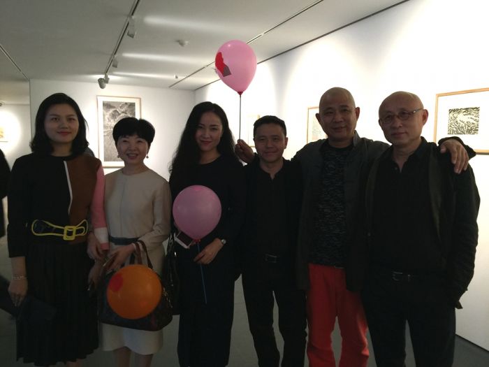 左三起：《绝对艺术》主编严虹、四川美术学院院长庞茂琨、艺术家方力钧、策展人、艺评家俞可